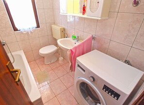 Standard Apartment, 1 Bedroom (0293) | Bathroom | Deep soaking tub, hair dryer, towels - Apartment 1169 (Fazana)