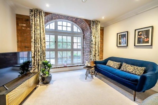 Living area - Cocoa Suites 9 - sleeps 2 guests in studio apartment (York)