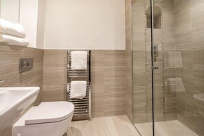 Hair dryer, towels - Cocoa Suites 9 - sleeps 2 guests in studio apartment (York)