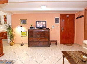 标准公寓, 2 间卧室 (0295) | 客厅 | 电视