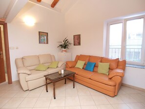 Standard Apartment, 2 Bedrooms (0295) | Living room | TV - Apartment 1175 (Pula)