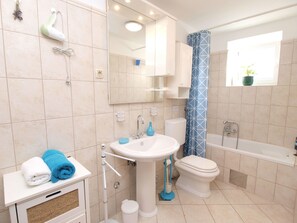 Standard Apartment, 2 Bedrooms (0295) | Bathroom