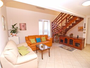 Standard Apartment, 2 Bedrooms (0295) | Living room | TV - Apartment 1175 (Pula)