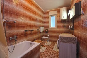 Appartement Standard, 4 chambres (1198/11016) | Salle de bain | Baignoire et douche séparées, baignoire relaxante profonde