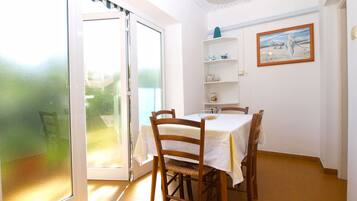 Hus – standard, 2 soverom (0298) | Spiseområde på rommet