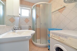 Rumah Standar, 1 kamar tidur (0300) | Kamar mandi | Shower dan handuk