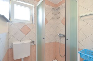 Casa estándar, 1 habitación (0300) | Baño | Regadera y toallas 