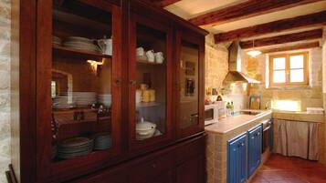 Standard Villa, 5 Bedrooms (0302) | Private kitchen | Fridge, microwave, oven, stovetop