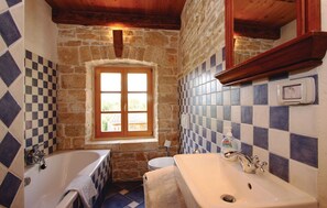 Vila Standar, 5 kamar tidur (0302) | Kamar mandi | Bathtub dan shower terpisah, bathtub besar, pengering rambut, dan handuk