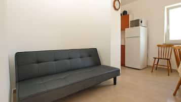Standard-Apartment, 2 Schlafzimmer (0303) | Wohnbereich | Fernseher