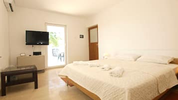 Standard Apartment, 2 Bedrooms (0303) | 2 bedrooms, iron/ironing board, free WiFi, bed sheets