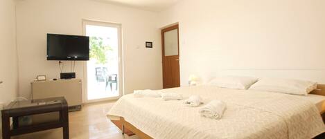 Standard Apartment, 2 Bedrooms (0303) | 2 bedrooms, iron/ironing board, free WiFi, bed sheets