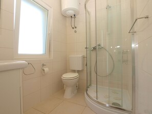Standard Apartment, 2 Bedrooms (0303) | Bathroom | Shower, hair dryer, towels - Apartment 1215 (Medulin)
