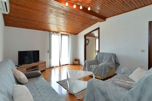 Standard-Apartment, 3 Schlafzimmer (0307) | Wohnbereich | Fernseher