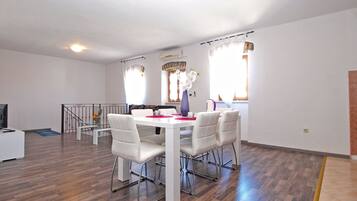 Standard House, 2 Bedrooms (0309) | In-room dining