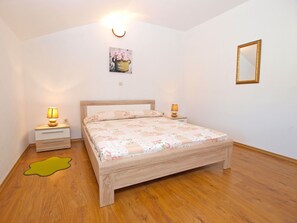 Standard House, 2 Bedrooms (0309) | 4 bedrooms, iron/ironing board, free cots/infant beds, free WiFi