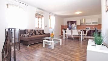 Una sala moderna con sofá, mesa de centro y comedor.