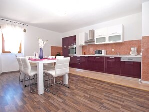 Standard House, 2 Bedrooms (0309) | Private kitchen | Fridge, microwave, oven, stovetop