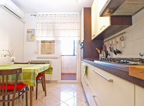 Standard Apartment, 1 Bedroom (0311) | Private kitchen | Fridge, oven, stovetop, electric kettle - Apartment 1286 (Pula)