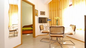Apartemen Standar, 1 kamar tidur (1303/12380) | Makan di kamar