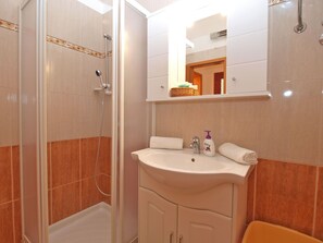 Standard Apartment, 1 Bedroom (0316) | Bathroom | Shower, hair dryer, towels - Apartment 1305 (Pula)