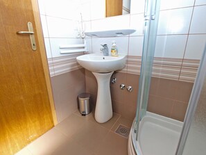 Departamento estándar, 2 habitaciones (0318) | Baño | Regadera, secadora de cabello, toallas 