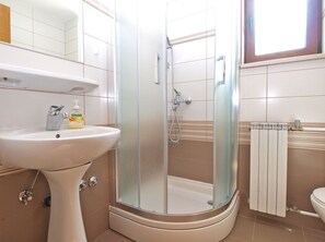 Standard Apartment, 2 Bedrooms (0318) | Bathroom - Apartment 1316 (Pula)