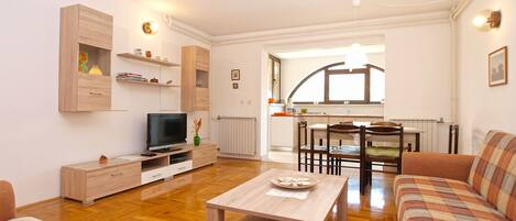 Appartamento Standard, 2 camere da letto (0318) | Area soggiorno | TV