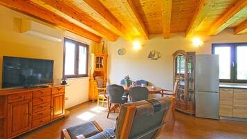 Casa estándar, 1 habitación (0321) | Área de sala de estar | Televisión