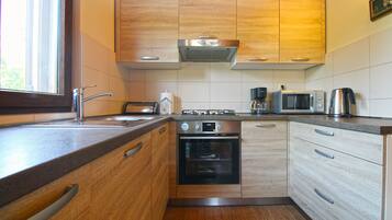 Casa estándar, 1 habitación (0321) | Cocina privada | Refrigerador, microondas, horno y parrilla de estufa