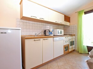 สแตนดาร์ดอพาร์ทเมนท์, 2 ห้องนอน (1324/12554) | ครัวส่วนตัว | ตู้เย็น, เตาอบ, เตาประกอบอาหาร, กาต้มน้ำไฟฟ้า