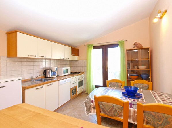 สแตนดาร์ดอพาร์ทเมนท์, 2 ห้องนอน (1324/12554) | ครัวส่วนตัว | ตู้เย็น, เตาอบ, เตาประกอบอาหาร, กาต้มน้ำไฟฟ้า