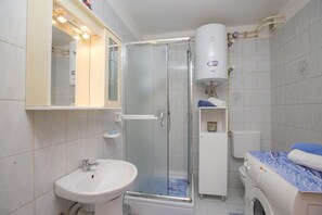 Standard House, 2 Bedrooms (0323) | Bathroom - House 1325 (Labin)