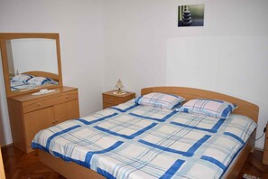 Standard House, 2 Bedrooms (0323) | 2 bedrooms, free cribs/infant beds, free WiFi, bed sheets - House 1325 (Labin)