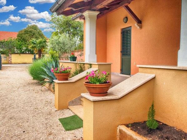 Property entrance - House 1330 (Porec)