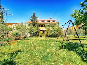 Children’s play area – outdoor