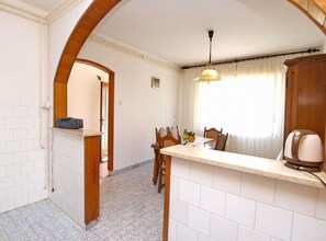 Standard-Apartment, 2 Schlafzimmer (0327) | Essbereich im Zimmer