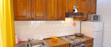 Standard Apartment, 2 Bedrooms (0327) | Private kitchen