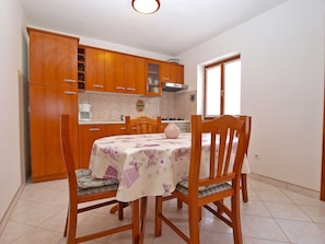 Apartamento estándar, 2 habitaciones (0329) | Servicio de comidas en la habitación