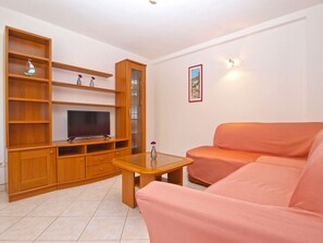 สแตนดาร์ดอพาร์ทเมนท์, 2 ห้องนอน (0329) | บริเวณนั่งเล่น | ทีวีจอแบน