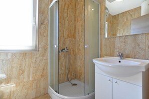 Appartamento Standard, 2 camere da letto (1355/12760) | Bagno | Doccia, asciugacapelli, asciugamani