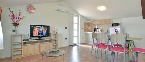 Standard Apartment, 2 Bedrooms (1355/12759) | Living area