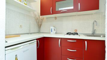 Standard Apartment, 1 Bedroom (0331) | Private kitchen | Fridge, stovetop, coffee/tea maker, electric kettle