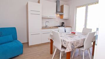 Standard Apartment, 2 Bedrooms (1366/12852) | In-room dining