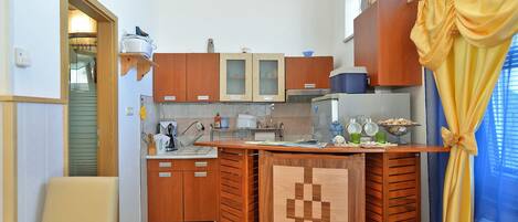 Estudio estándar, 1 habitación (0333) | Cocina privada | Frigorífico, horno, placa de cocina y cafetera o tetera
