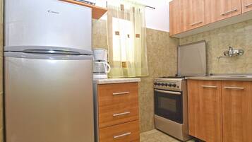 Standard House, 2 Bedrooms (0336) | Private kitchen | Fridge, microwave, oven, stovetop