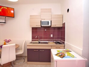 Apartemen Standar, 2 kamar tidur (0337) | Dapur kecil pribadi | Lemari es, microwave, oven, dan kompor