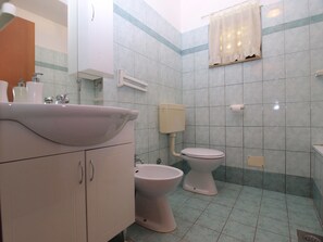 Standaard appartement, 2 slaapkamers (0338) | Badkamer | Een diep bad, een haardroger, handdoeken