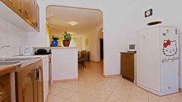 Standard Apartment, 2 Bedrooms (0338) | Private kitchen | Fridge, microwave, oven, stovetop