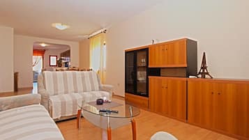 Standard-Apartment, 2 Schlafzimmer (0338) | Wohnbereich | Fernseher